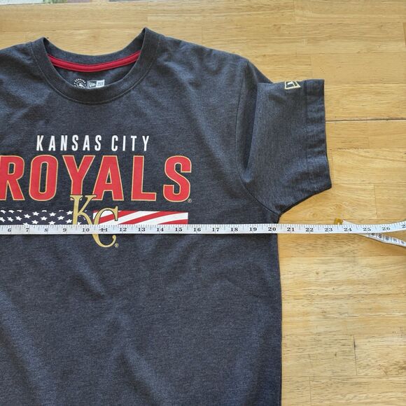 New Era MLB KC Royals Shirt M USA Flag 2023 Patriotic Short Sleeve Gray PRISTINE - Picture 4 of 8